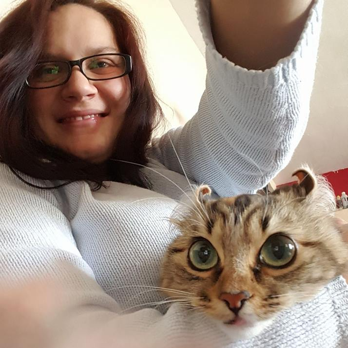 Joanna Rozwadowska, behawiorystka COAPE, zdjęcie z kotem