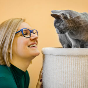 Pozytywny Behawiorysta Zwierzęcy zdjęcie z kotem